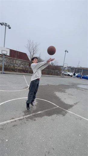 A GUY INTERRUPTED ME WHILE PLAYING BASKETBALL #basketball #funny ￼