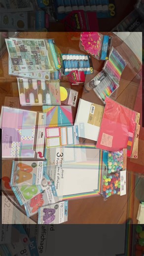 Poniendo nuestras metas y vision en una forma de que no se nos olvide!! #visionboard #metas #positivity