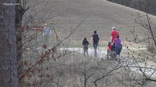 Warm winter weather draws crowds to Ocmulgee Mounds for historical exploration