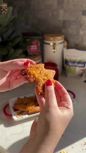 Who said you can't have holiday cookies and still stick to your health goals? Check out these yummy lectin-free holiday sugar cookies! No guilt trips here, promise! 🌟⁠ ⁠ Here's the recipe 👇 Ingredients: 2/3 cup Gundry MD Allulose Sweetener⁠ 6 Tbsp Butter, European, softened⁠ 1 Egg, omega-3 or pasture-raised⁠ 1 Cup Almond Flour, blanched⁠ 1/3 Cup Coconut Flour⁠ 1 tsp Cassava Flour⁠ ¼ tsp baking powder⁠ ¼ tsp Sea Salt⁠ ½ tsp Vanilla Extract⁠ Orange Zest⁠ Dark Chocolate⁠ ⁠ 🍪 In a mixing bowl, cr