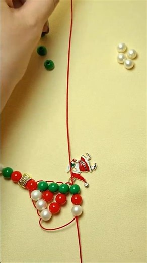 Festive Christmas Bracelet 🎅 | Beaded DIY 🎄