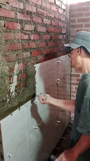 installing temporary cement mortar on the side for installing wall tiles.