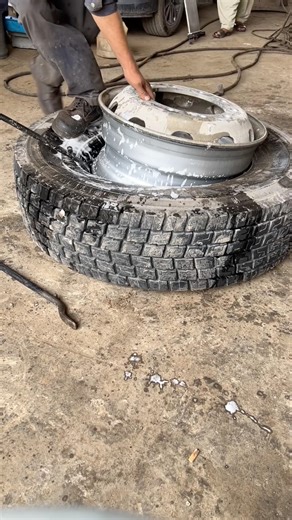 Heavy Truck Tyre Removal Part 1 | How to Remove Tyre from Rim 🔧