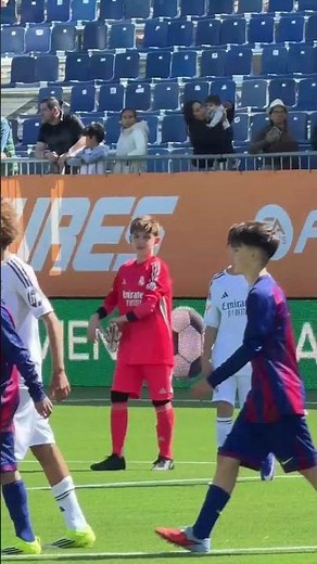 The gesture of absolute sportsmanship from the Barça goalkeeper towards Casillas' son after the M...