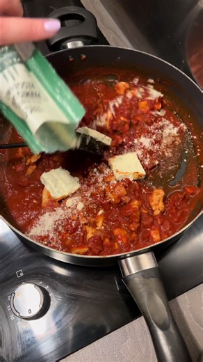 Come and make tonight’s tea with me 🥘 Forgot how easy and how much more tasty it is making my own pasta sauce 🤤 #pasta #familymeals #easymeals #dinner #dinnerideas