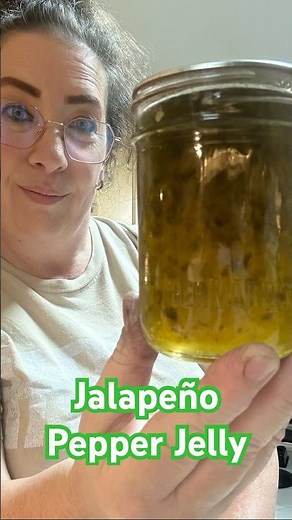 Sweet & Spicy Jalapeño Pepper Jelly #JalapenoJelly #HomemadeJelly #JalapenoGold #canningseason