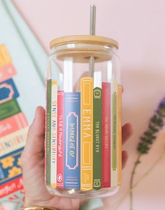 Our bestselling books glass can features all the literary classics such as The Great Gatsby, Pride and Prejudice, Anne of Green Gables, Little Women, To Kill a Mockingbird, and more! 📚✨ | Pippi Post