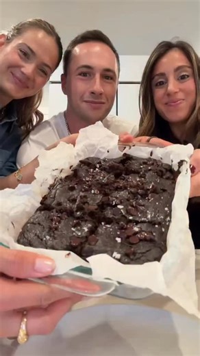 Hunter Stoler on Instagram: "FLOURLESS FUDGE PUMPKIN BROWNIES 🎃🍫 This is the perfect delicious fall treat: rich, fudgy, and made with real ingredients! Ingredients: * 1 cup canned pumpkin purée * ½ cup organic peanut or almond butter * ¼ cup organic maple syrup * ¼ cup brown coconut sugar * 2 eggs * ½ tsp baking soda * Dash of pumpkin spice * ¾ cup cocoa powder * Pinch of salt * Dash of vanilla extract * ½ cup chocolate chips Mix it all together in a large bowl, transfer to a greased or parchm