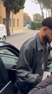 Billing arriva a Villa Stuart per le visite: primi selfie con i tifosi del Napoli 📱 | GOAL Italia