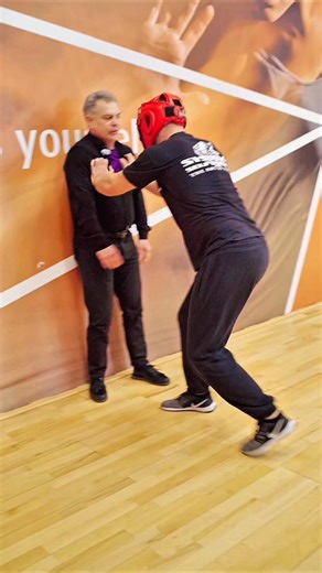 🥋 Krótkie uderzenie, chwyt nogi i szybkie kopnięcie w ścianę! 💥 #Samoobrona | Zbigniew Syc - Martial Arts