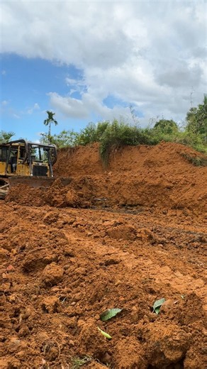 CAT D6R XL Bulldozer Splits Hills Really Well
