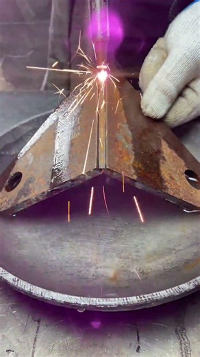 Automatic wire feeding ensures one-time weld formation, eliminating the need for grinding.