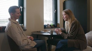 In Five Days Inside gaat Geraldine Kemper vijf dagen intern bij zorginstelling De Kameraet, een zorginitiatief voor mensen met een beperking en/of afstand tot de arbeidsmarkt. Na een heleboel mooie gesprekken met bewoners die allemaal dolgelukkig zijn, spreekt Geraldine met Loet af. Hij is naast Huub de enige met niet-aangeboren hersenletsel. Door een ongeluk kan Loet niet meer zelfstandig wonen. Hij is blij met zijn plek, maar verlangt enorm naar zijn leven voor het ongeluk. Geraldine is diep g