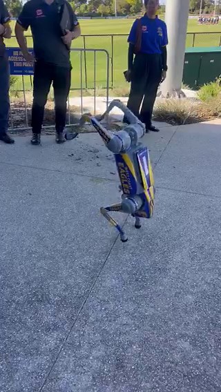 .@WestCoastEagles open training notes- Lots of ochre 🔸- Baker not training- Flynn on bike - Williams full training - Yeo involved in main drills - Starcevich and Edwards running - Duursma now a robotic dog with tricks