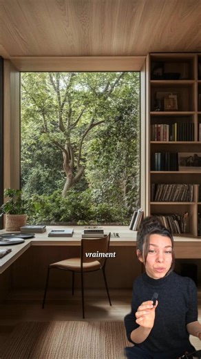 Amandine - Architecte d'intérieur / décoratrice on Instagram: "On nous a vendu des standards. Des intérieurs "safe". Neutres. Lisses. Validés par tout le monde. Mais à force de tout normaliser, on s’est enfermés dedans. Même lumière. Même bois clair. Même beige rassurant. Des espaces qui ne dérangent pas. Qui ne divisent pas. Qui ne prennent aucun risque. Et sans s’en rendre compte, on finit par ne plus oser ressentir. Un intérieur, ce n’est pas censé être consensuel. C’est censé être vivant. Un