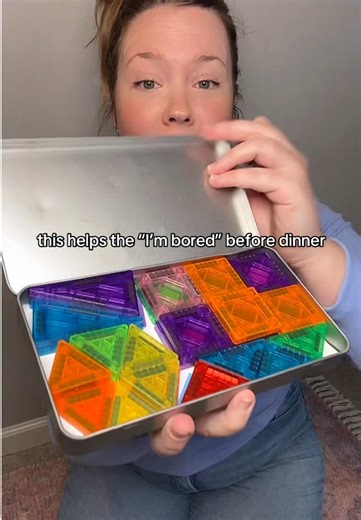 These mini magnetic tiles mini are what I grab when the “i’m bored” starts. Small set, easy to build, and perfect for quick independent play. So good for travel! #traveltoys #magnetictiles #screenfree #toddleractivities #momlife