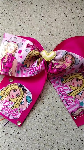 ¡La vida en rosa siempre es mejor! 💕 Este moño de Barbie es el toque final perfecto para cualquier look. #barbie #RamosArizpe #AccesoriosInfantiles #moñosparaniñas