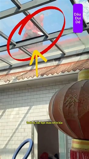 Tên áo đỏ cầm cưa kì lạ xuất hiện giữa ban ngày tại khách sạn bỏ hoang !!