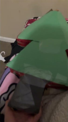 I made a Christmas tree piñata :3