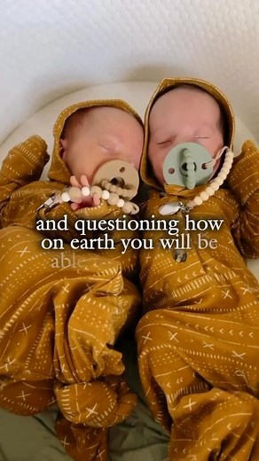 This is for the mama who is expecting twins. I see you. That cocktail of excitement, disbelief, and a tiny bit of fear? Totally normal. Been there, felt all of it. 🤍 Twin life? It’s a wild, beautiful ride. Those first moments when they reach for each other, lock eyes, and share their first laugh? Pure magic ✨ And yes, cuddles during naptime and the whole *stealing food from each other’s plates* phase? Absolutely adorable.⁠ ⁠ But let’s be real, it’s not all giggles and cuddles. It’s questioning,