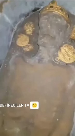 5.7K reactions · 119 shares | Kral mezarı 﫨 #dedektör #define #pointer #para #coin #treasure #tılsım #arkeoloji_turkey #ancienmosaic #altın #mitolo #mitoloji #büyü #define #hazine #arkeoloji_turkey #altın #treasure #treasure #tılsım #zenginlik #كنز #hobi #ancienmosaic | Umut Kavruk | Facebook