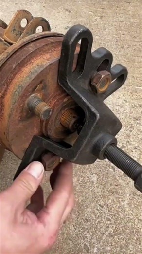 Removing a Rusty Wheel Hub Using a Puller Tool