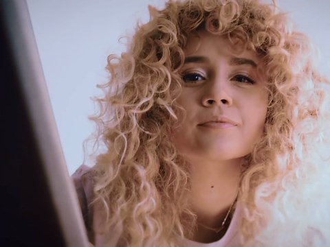 Displate Metal Poster KPop Demon Hunters - Icons of the Screen - Sparkling Rumi Portrait - Huntrix Kpop Merch - Collectible Gift - Room Decorations Wall Art Decor Gifts Movie Posters - 12.6x17.7 in