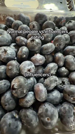 Normal people vs influencers eating
