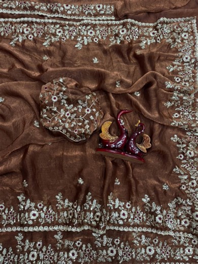 কিছু শাড়ির সৌন্দর্য হাতে নিয়ে না দেখলে, বোঝা মুশকিল! মারাত্মক সুন্দর এটা! Soft Two tone Fendy Chiffon-এর উপর heavy embroidery, sequins ও সূক্ষ্ম thread work— Stock Available, শুধু ভ্যালেন্টাইন না, স্পেশাল যেকোনো ডেটের জন্যে পারফেক্ট 😽💫 Anastasia GlowUp II #viral #fyppppppppppppppppppppppp #valentinesaree #fendysilksaree #viralsaree @TikTok @TikTok Bangladesh @tiktok creators @For You