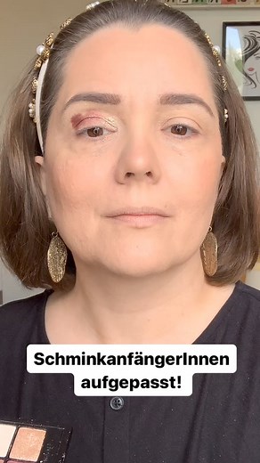 Die 3-Streifen-Technik ist eine beliebte Methode, um Lidschatten aufzutragen. Bei dieser Technik trägst du drei verschiedene Farbtöne von Lidschatten auf dein Augenlid auf. Beginne mit einer hellen Farbe am inneren Augenwinkel, fahre mit einer mittleren Farbe über die Mitte des Augenlids und beende mit einer dunkleren Farbe am äußeren Augenwinkel. Dieser Ansatz kreiert Dimension und Tiefe, um deine Augen zu betonen und ihnen mehr Definition zu verleihen. Mit der 3-Streifen-Technik kannst du ein 