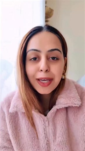 Shweta Tanwar Mukherjee - Motherhood | Wellness | Clean Beauty on Instagram: "Puffy face in the morning? It’s NOT face fat 👇— it’s WATER RETENTION. And yes… one tiny habit can change your entire AM glow. Most women confuse inflammation + bloat with “weight gain,” but what you’re seeing is: • trapped water • poor lymphatic flow • sluggish gut • high-sodium + low-hydration mornings This chia trick works because hydration + soluble fibre = instant debloat And when your gut calms down → your face l