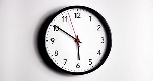 clip-3522833841-round-wall-clock-time-lapse-counting-down