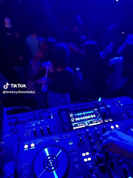 Smooth Transition Techniques in DJing