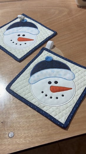 Good evening on Tuesday from Quilters Haven/Liz‘s house. I thought I’d send out a video to let you know Mike our machine tech will be here on Tuesday the 11th so if you need anything done with your machine, please call 941-7290511 so I can get you on the list. Also, I thought I would show a video of Christmas projects I’m working on. Maybe you would like to show us some of your projects you’re working on I sure hope everyone’s doing well. Thank you for all your comments on the videos. Hope you h