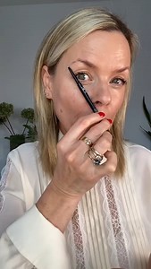 101K views · 585 reactions | What to do if your eyebrows are thinning (or hey, if your eyebrows are THIN) by the super talented @carolinebarnesmakeup | Beauty Pie | Facebook