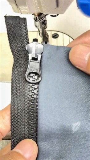 Easy Way to Attach a Zipper with a Clean Finish #sewing #sewinghacks #diy