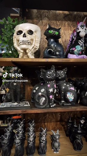👻 Willkommen im Gothic-Paradies! 🕯️ Unser Horror-Shop.com Superstore ist vollgepackt mit düsteren Deko-Schätzen und einzigartigen Accessoires, die dein Zuhause in eine mystische Gruft verwandeln. 🖤 Entdecke alles, was das Gothic-Herz begehrt – von Skeletten bis zu Kerzenhaltern, hier wirst du fündig! 🕸️ #GothicShop #HorrorShop #GothicDecor #SpookyVibes #HalloweenDeko #GothicHome #HauntedHouse