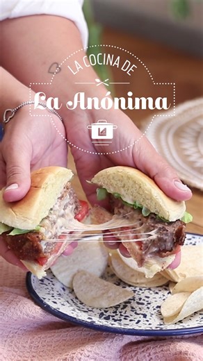 En el día de la Milanesa traemos una receta reversionada 😱 ¿Te animás a hacerla en casa? Juntamos dos comidas clásicas Argentinas para crear un combo genial 🤤 MILABURGER... Rica, fácil y rápida de hacer. #receta #milanesa #hamburguesa #burger #rapido #facil #rico #hogar #comida #challenge #video #reel #LA #LaAnónima #instagram #facebook | La Anónima