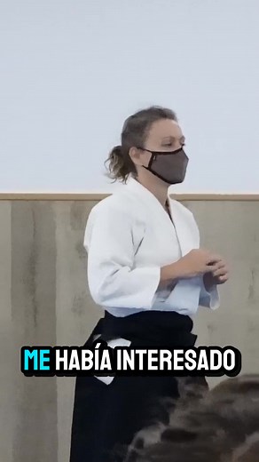 🥋 “Yo no quería competir. Ni pelear. Ni imponerme.” Por eso me metí en Aikido. Porque era el único arte marcial donde no se trataba de ganar, sino de escuchar, conectar y redirigir la energía. Me fascinó que no hubiera competición. Que no hiciera falta pelear. Que el cuerpo pudiera defenderse sin atacar. Y lo más increíble es que eso no se quedó solo en el tatami. Empecé a notar cómo también cambiaba mi forma de estar en el trabajo, en las conversaciones difíciles, en los momentos de tensión. P
