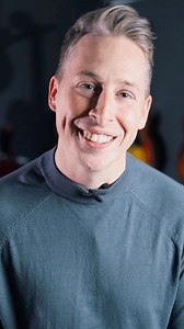 Welcome to our Freddie King player study course! I’m personally absolutely delighted to be walking you through every aspect of Freddie’s blues playing, especially as he’s one of the most influential guitar players in my life. There’s something quite magical about the way Freddie King commands the stage, taking total control over the band, both rhythmically and melodically. His guitar appears to simply be an extension of his body and soul, entwined with his soulful vocals and incredible awareness