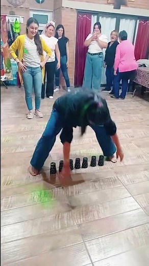 juegos para realizar en despedidas de solteras, se agregan cada vez más vasos..