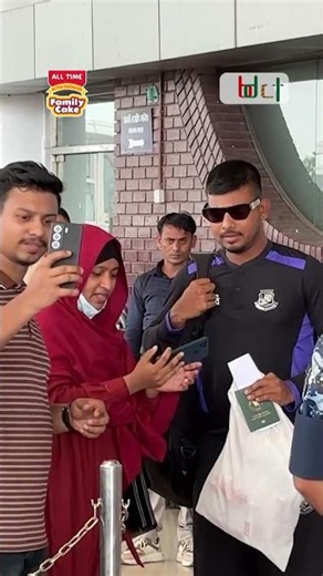 সুযোগ এলে কীভাবে কাজে লাগাতে দেখালেন মোসাদ্দেক, বিমানবন্দরে ভক্তের ছবির আবদার #mosaddekhossain