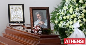 «Τελευταίο αντίο» στον Γιάννη Φέρτη - Συγκίνηση στο Α' Νεκροταφείο Αθηνών
