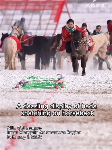 Watch this stunning performance of a young woman who leans down from a galloping horse to grab the hada during the finals of the 3rd Winter Mongolian Horse Super League. In Tibetan and Mongolian cultures, the hada is a traditional scarf symbolizing respect and blessings. #TrendinginChina | WE ARE CHINA