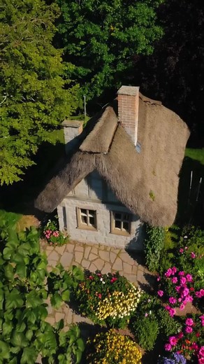 This tiny cottage looks like it’s straight out of a fairy tale! 🌿🏡✨ Who else would love to live here? 😍 #DreamHome #CottageCore #TinyHouse #FairyTaleVibes #AestheticLiving #CozyVibes #GardenGoals #NatureLover #RusticCharm #Whimsical #ThatchedRoof #IdyllicEscape #SereneLife #CountrysideDream #StorybookHome #HomeGoals