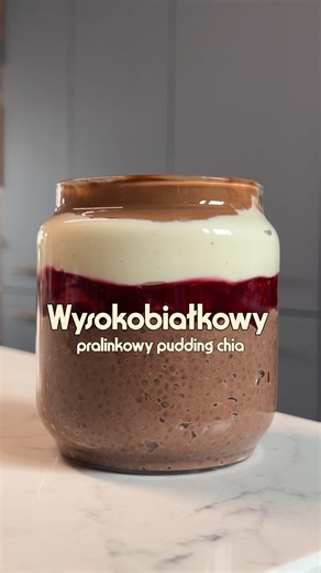 GRANOLA WIKK.ME | Nie tylko na śniadanie | Proste przepisy | on Instagram: "Pralinkowy pudding chia z gęstymi 🍒 skyrem wanilowym i kremem pralinkowym. To aż ponad 40 gramów białka! 🫙 przepis na 1 porcję: — pudding chia: • 30g chia BIO ( dostępna na wikk.me) • 225 ml Sproud Vanilla • 1/2 porcji odżywki waniliowo- kakaowej (dostępna na wikk.me) • 1 łyżeczka kakao (niesłodzone) • 1 łyżeczka cukru kokosowego - możesz zastąpić syropem klonowym lub z agawy • 1 duża łyżka kremu pralinkowego (dostępny