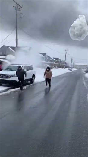 Massive Snowballs Slam Into U.S. Neighborhood | Unbelievable Winter Moment Caught on Camera