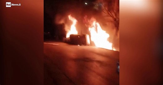 Proteste in Iran, auto rovesciate e fiamme davanti alla stazione di polizia ad Azna