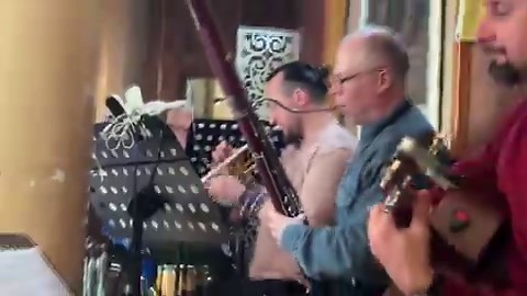 Wenn du mitten in einem Kriegsgebiet, 4 km von der nächsten russischen Terrorstellung entfernt, in einer unterirdischen Anlage in die Generalprobe für ein Musical hineinstolperst, weißt du, dass diese Menschen von keiner „Supermacht“ der Welt besiegt werden können – und keine russische Kriegsermöglichungsröhre in der Ostsee vor ihnen sicher ist. Egal, wie sehr sich Russlands Marionetten in Deutschland auch das Gegenteil wünschen oder gar dafür arbeiten mögen … #SlawaUkrajini