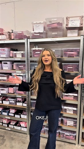 Hello Bombshell ® Hair Extensions on Instagram: "PACKA MED MIG🩷🩷 Många som älskar vår nya Butterfly Weft lika mycket som oss!!✨✨ vilken av dessa färger var din favorit? Vill du att vi visar upp någon specifik färg? Kommentera nedan så visar vi i nästa video😍 #hellobombshell #löshår #hårtips #butterflyweft #hairextensions #frisörgöteborg #frisörstockholm #extensions #hårförlängning #hairinspo #balayage"